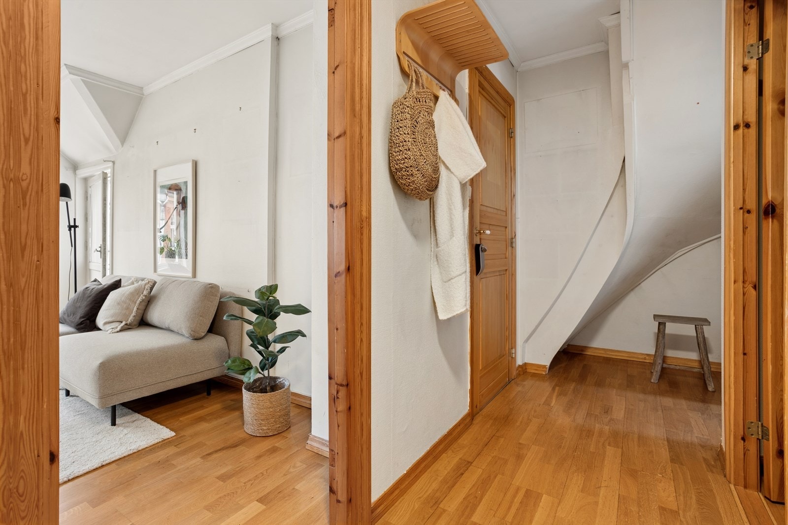 Leiligheten disponerer rikelig med lagringsplass, med en kjellerbod på 17 m² og en loftsbod. Galleribilde