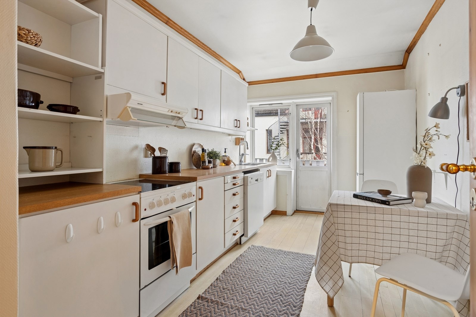 Kjøkkenet på ca. 10 m² har innredning i slett hvit utførelse og laminat benkeplate. Galleribilde