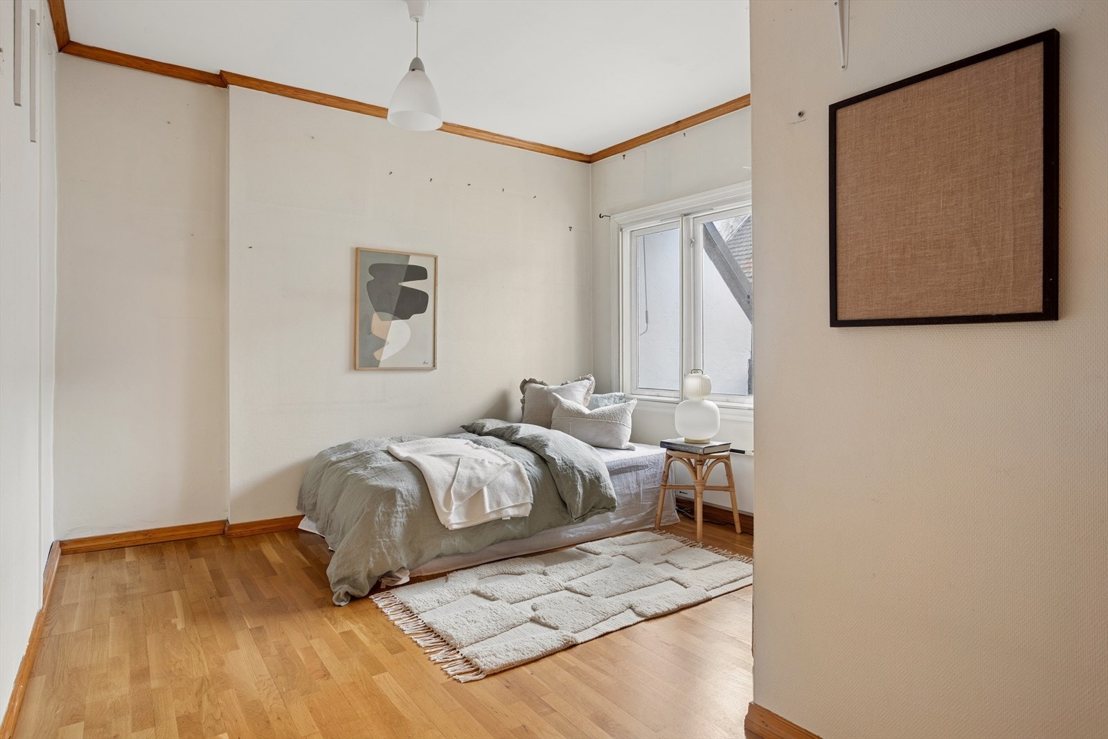 Gulvene har overflater av eikeparkett og malt tregulv, som i store deler av leiligheten. Galleribilde