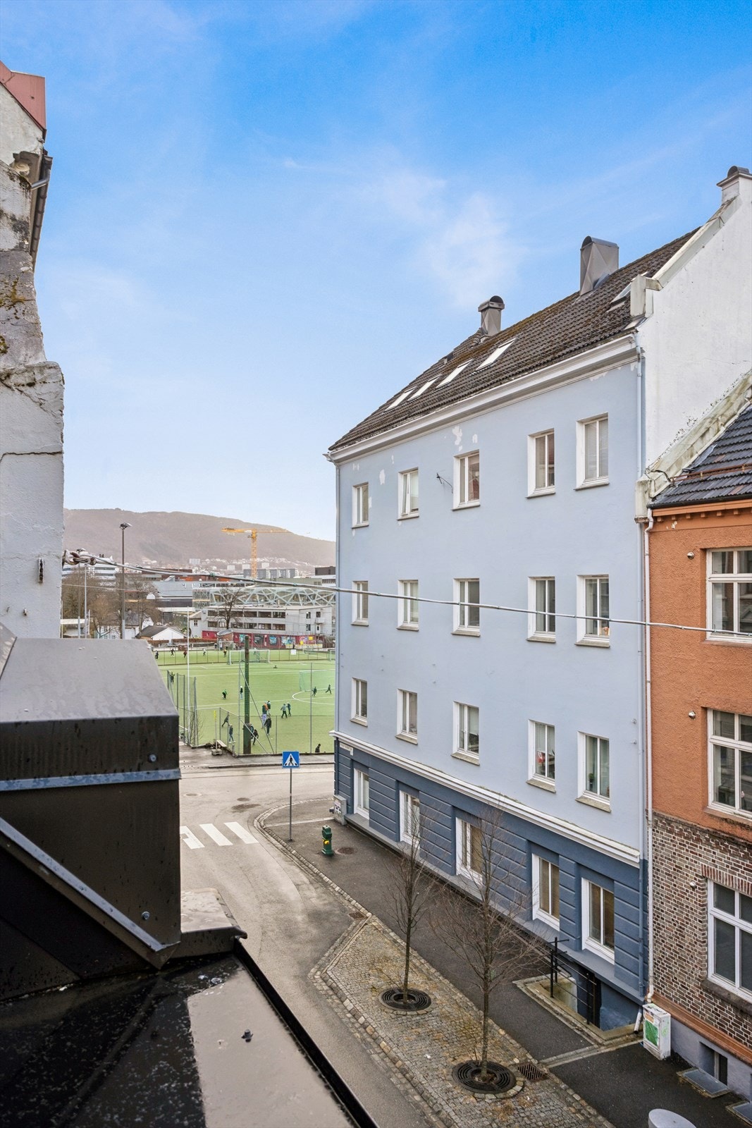 Rett i nærheten ligger Møhlenpris idrettsplass og Vitalitetssenteret med idrettshall. Galleribilde