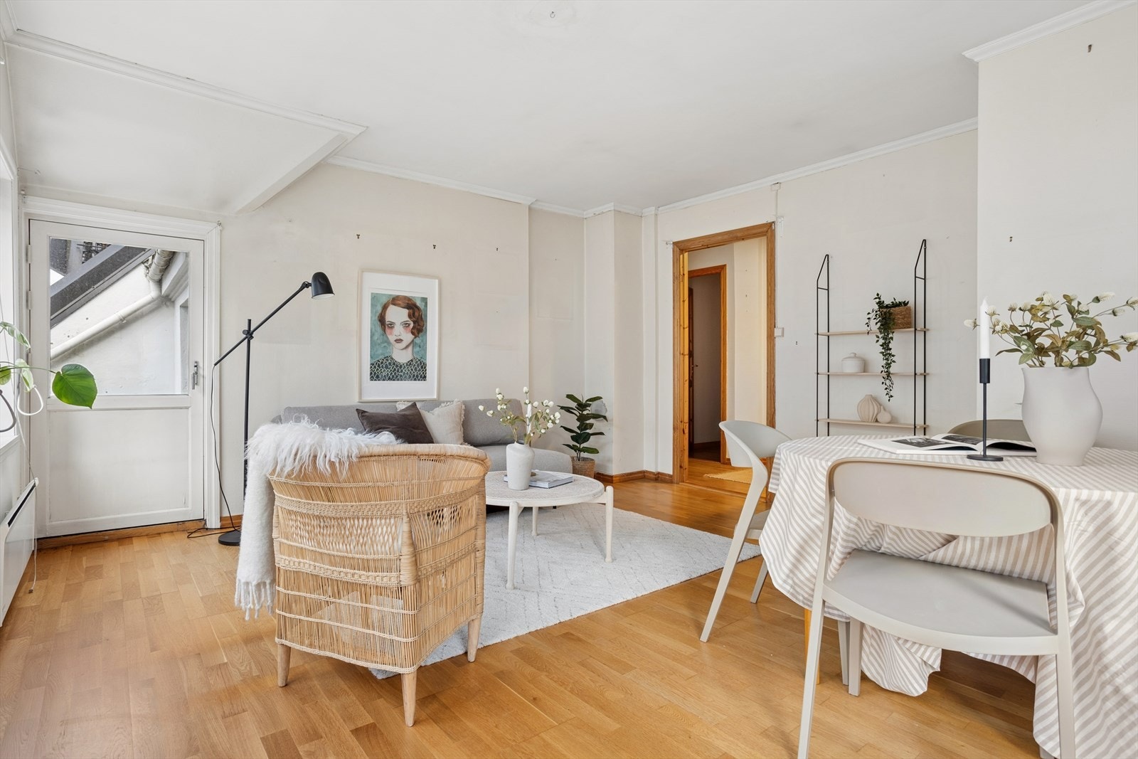 Den gjennomgående takhøyden på ca. 2,47 meter bidrar til en luftig atmosfære i rommet. Galleribilde