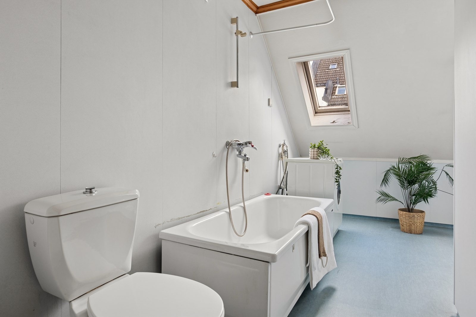 Rommet inneholder badekar og har mekanisk avtrekk. Varmtvannsberederen er fra 2017. Galleribilde