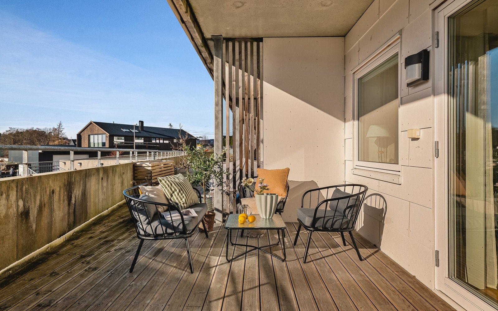 Terrassen på hele 16kvm har god plass til utemøbler og har gode solforhold. Galleribilde