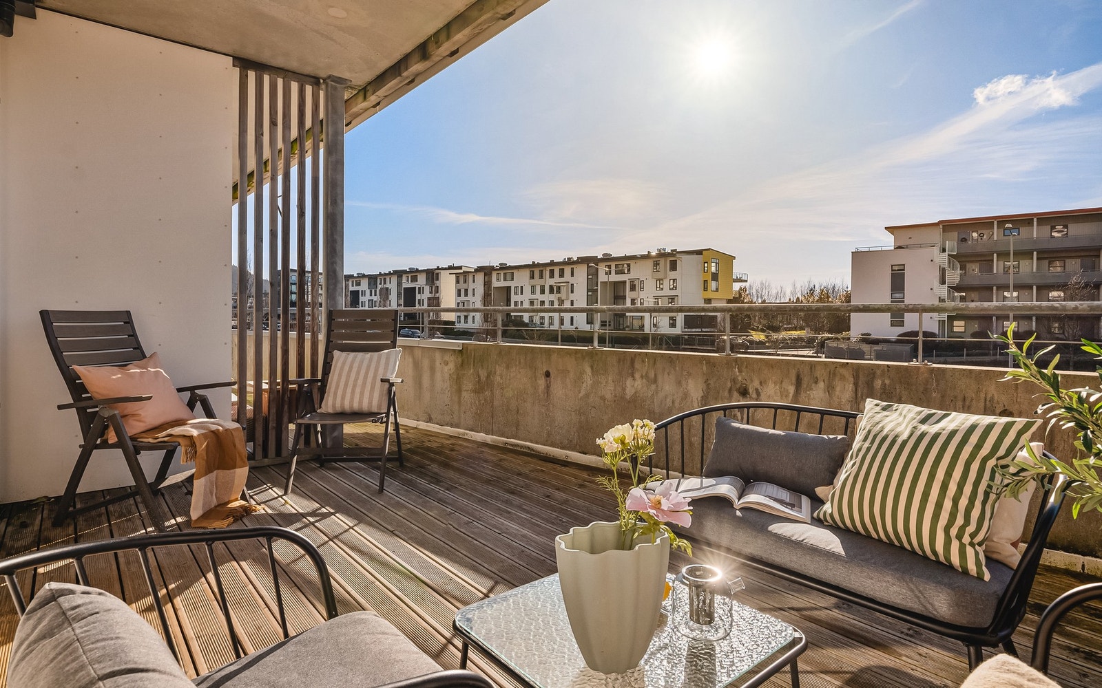 En leilighet som har alt du trenger; Solrik terrasse, god standard, lave boutgifter og kort vei til butikk og bybane. Galleribilde