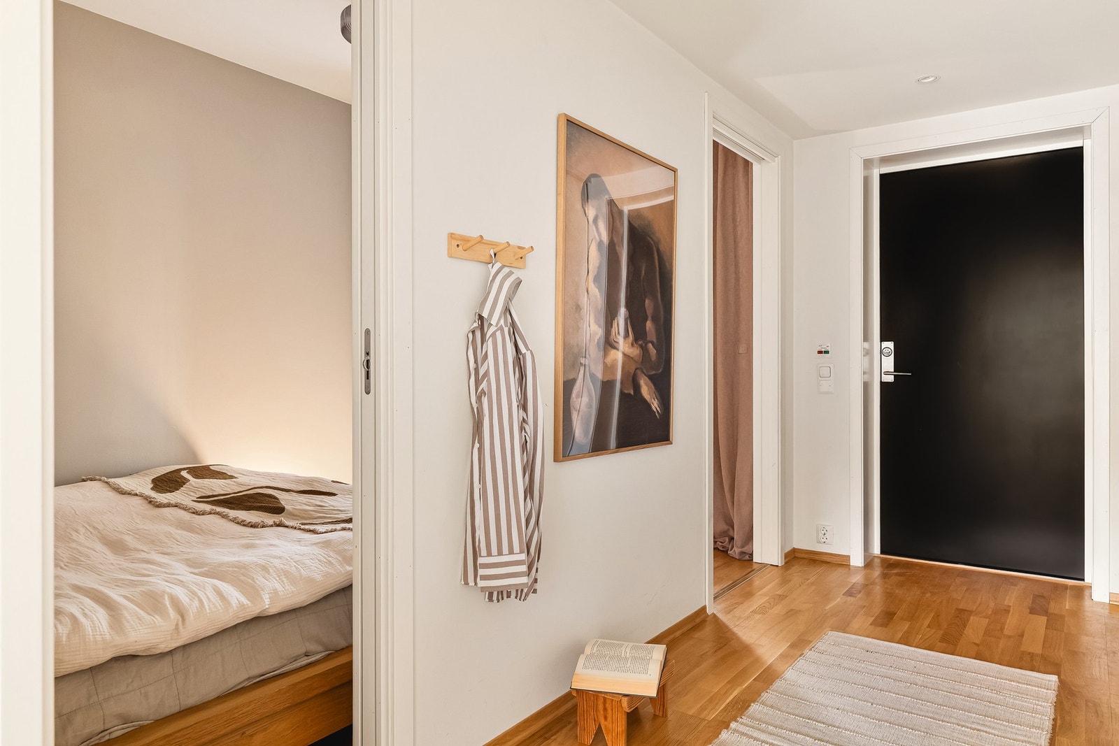 Fra gangen er det inngang fra to sider til soverommet. Galleribilde