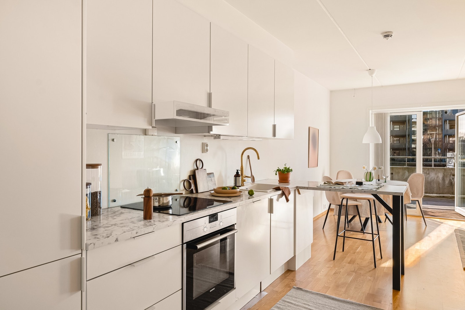 Kjøkkenet er utstyrt med stekeovn, platetopp, ventilator, oppvaskmaskin og kjøl/fryseskap. Galleribilde