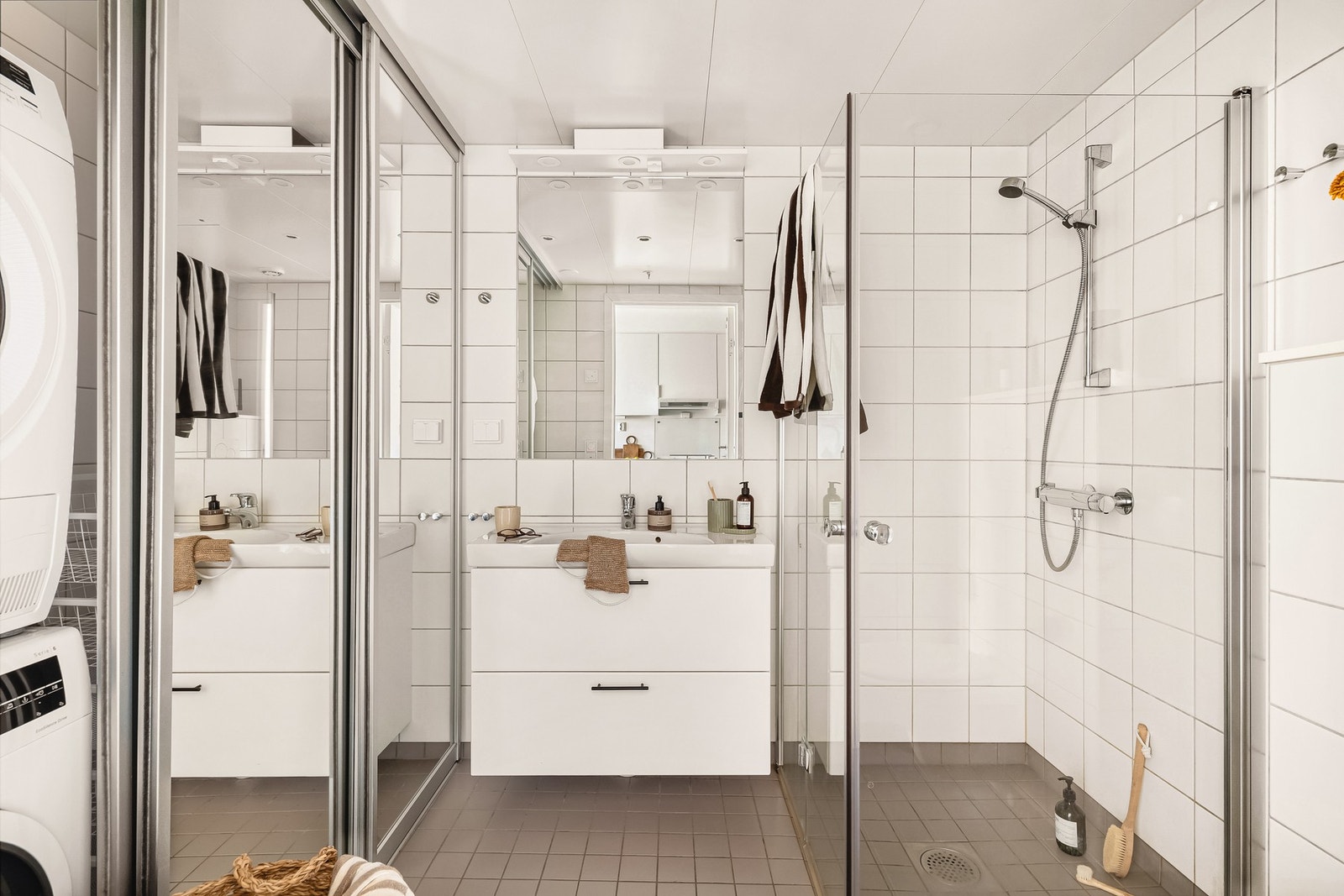 Badet er romslig med godt av lagringsplass. Her er det vannbåren varme i gulvet. Galleribilde