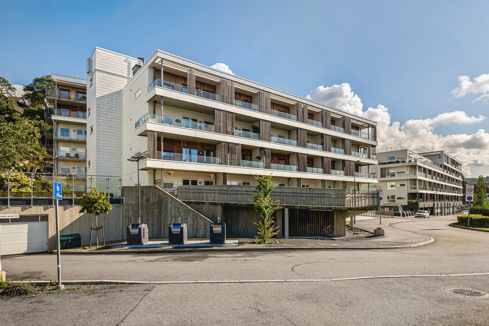 Parkering i eget garasjeanlegg under bygget med enkel tilkomst til leilighet. Galleribilde
