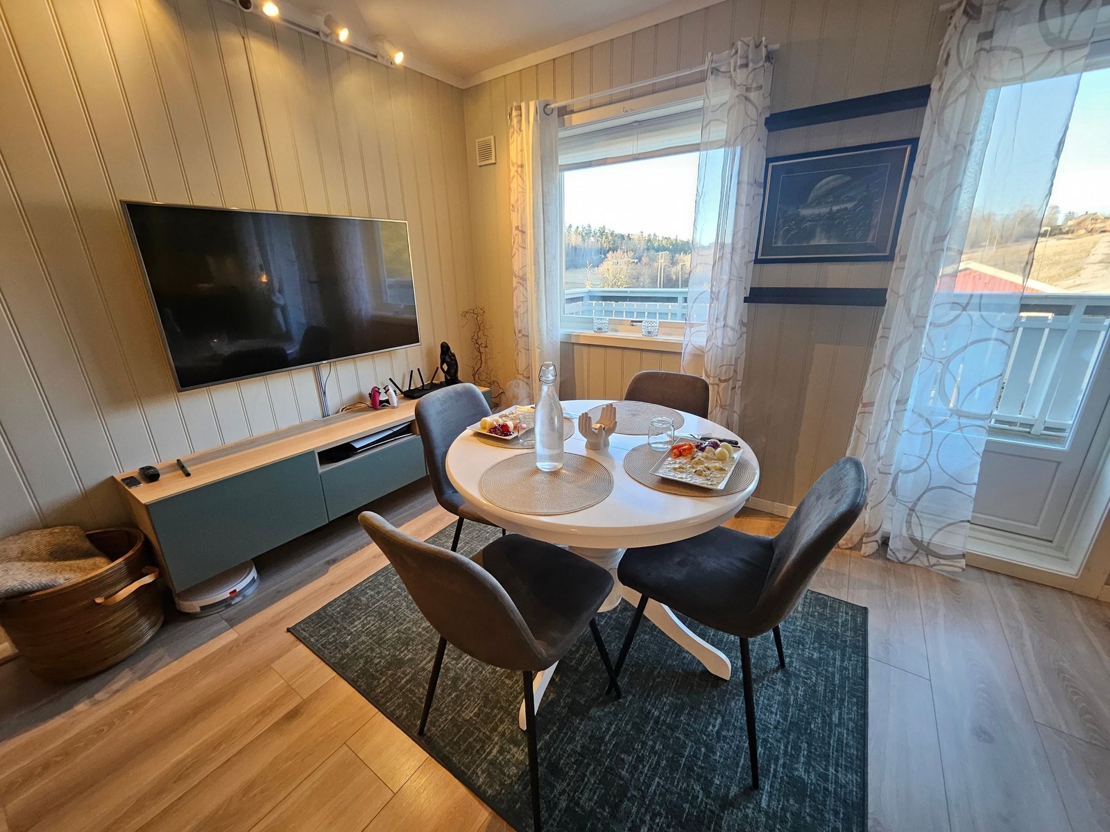 Stuen mot verandaen. Galleribilde