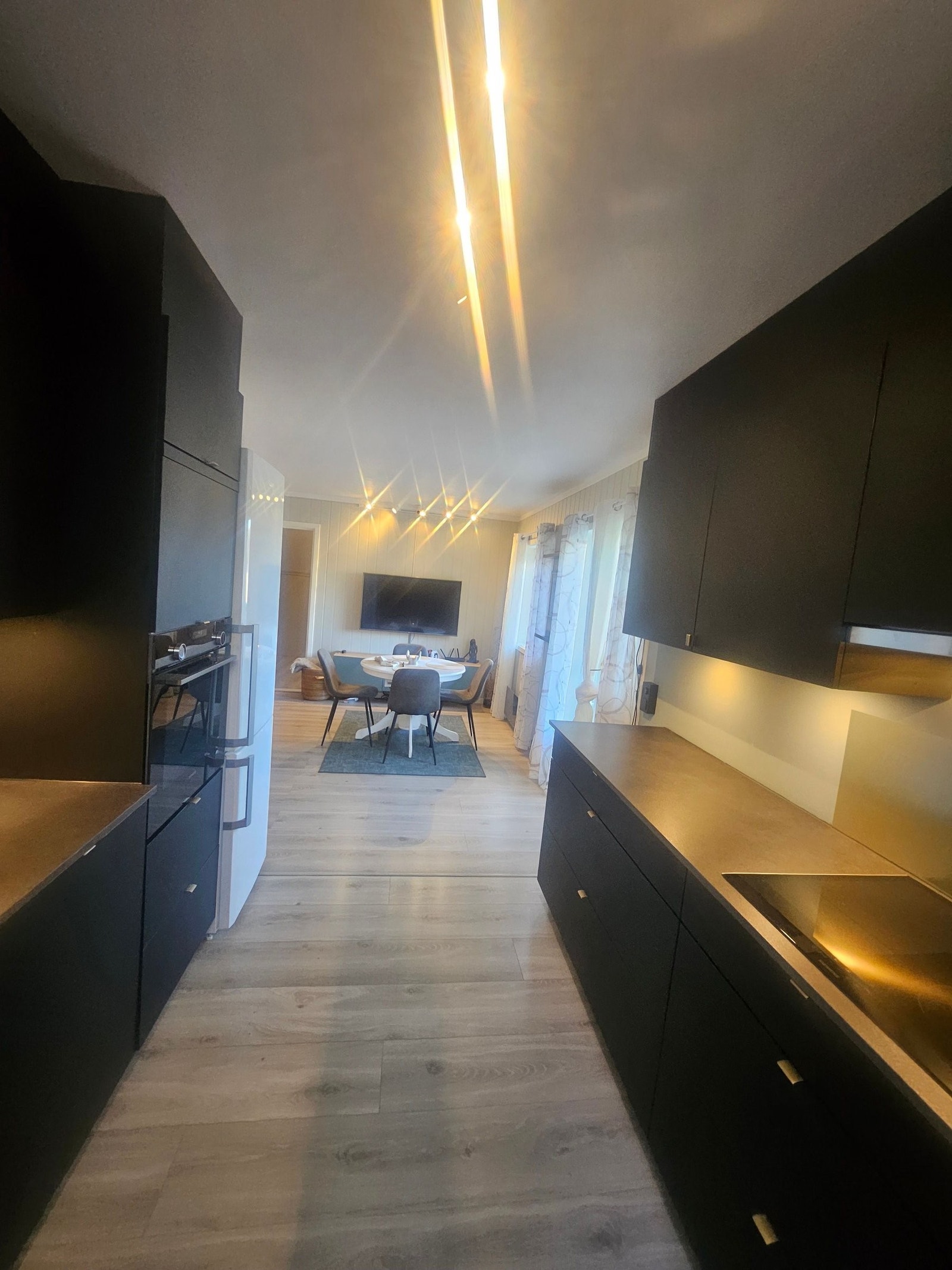 Kjøkken mot stuen. Galleribilde