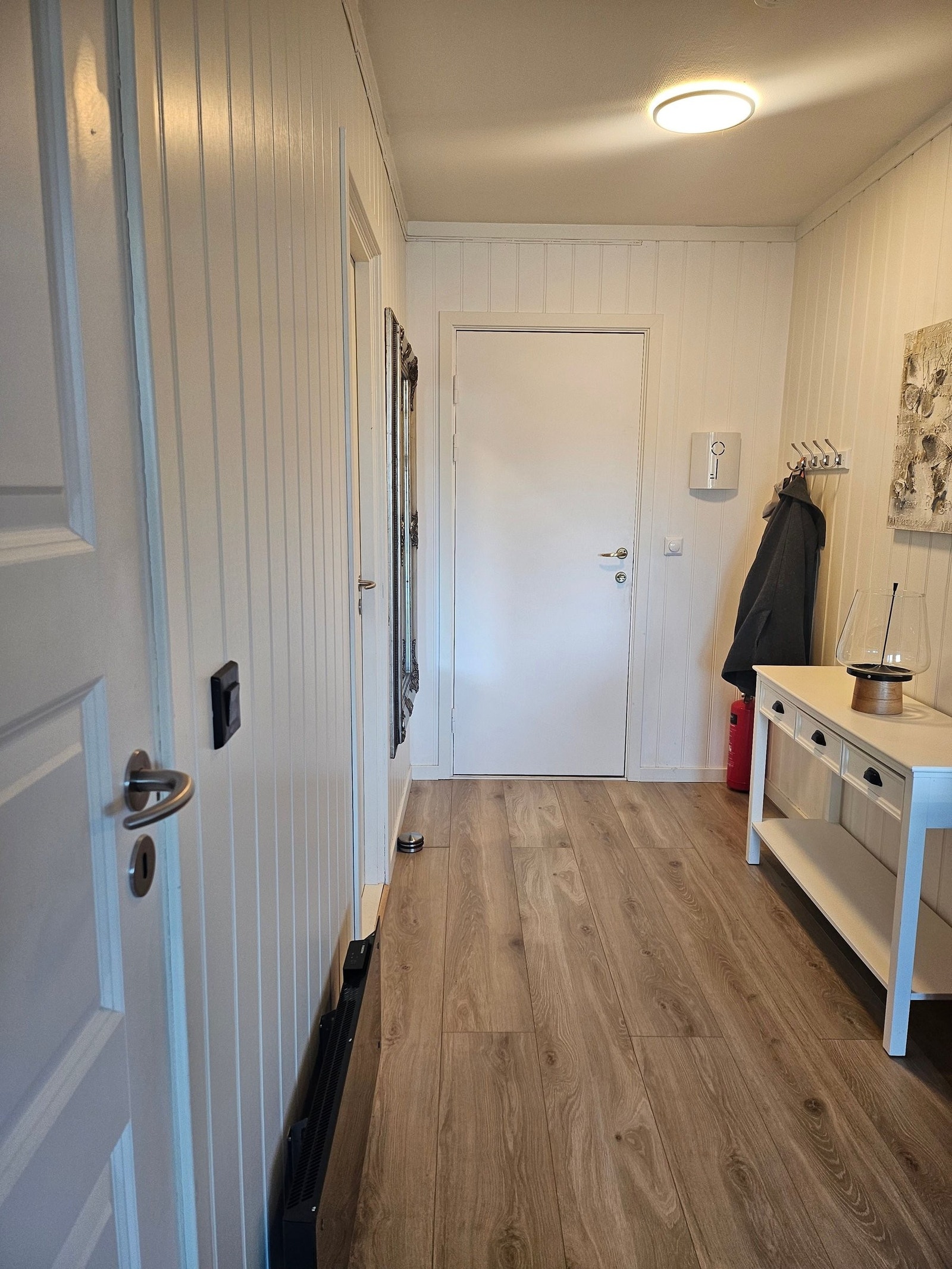 Mot inngangsdøren. Galleribilde