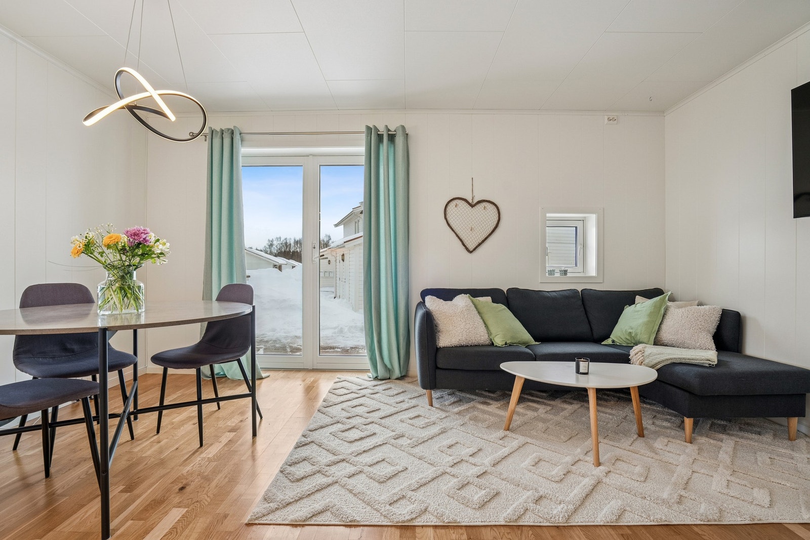 Lys og moderne stue/kjøkken med åpen løsning. Galleribilde