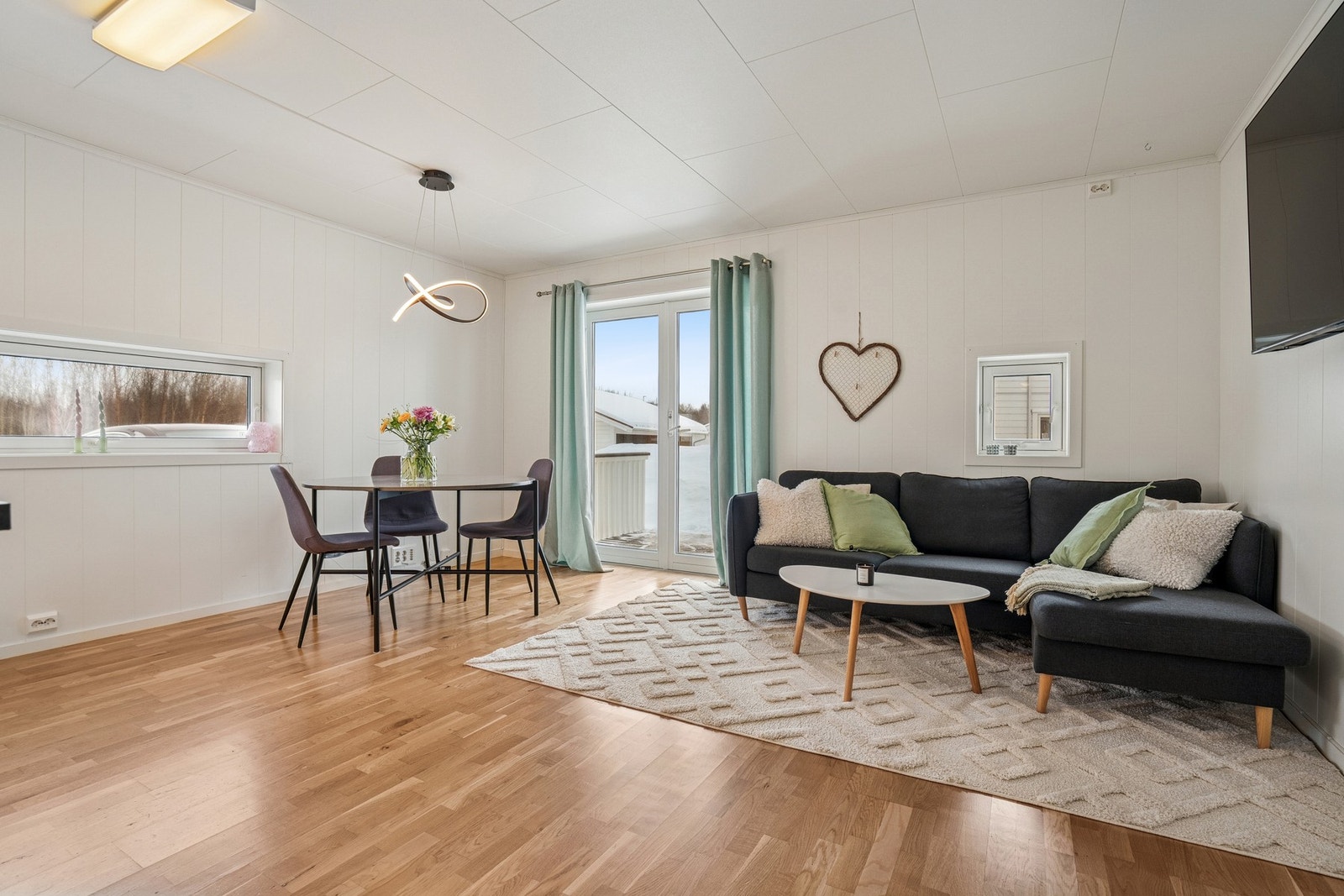 Fra stuen ankommer du det solrike uteområdet med terrasse og hage. Galleribilde