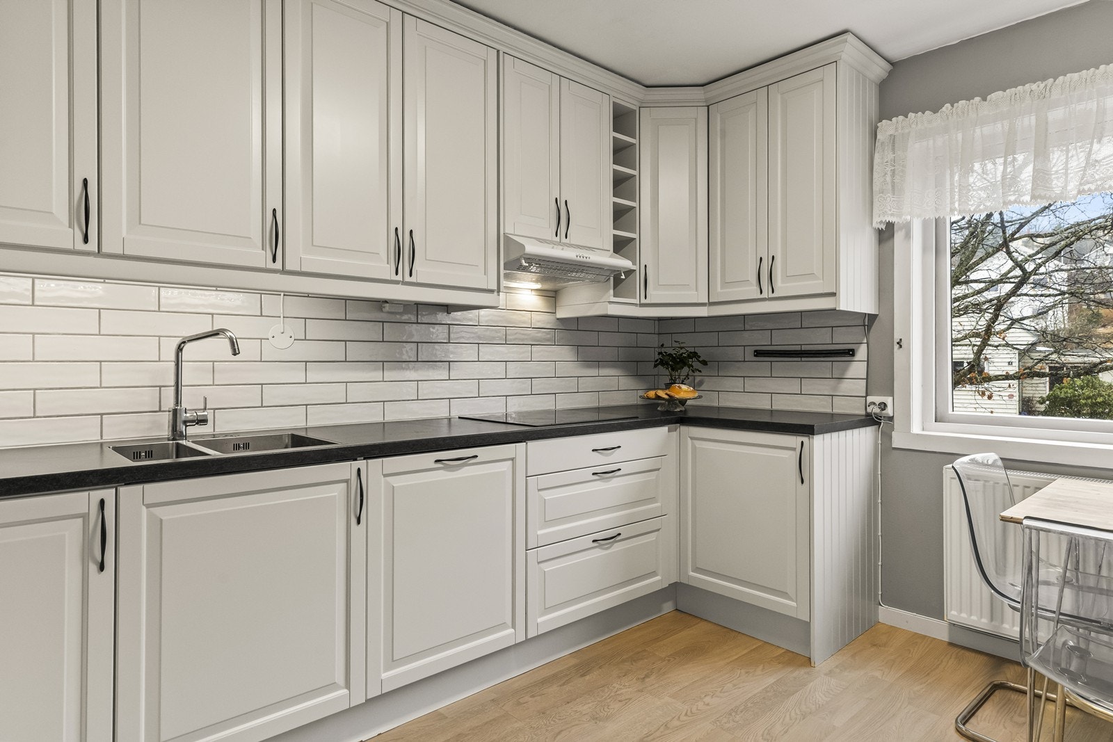 Kjøkkenet ble oppgradert fr ca. 8-10 år siden og fremstår som både lyst og tidløst, med profilerte fronter som gir et klassisk preg. Galleribilde