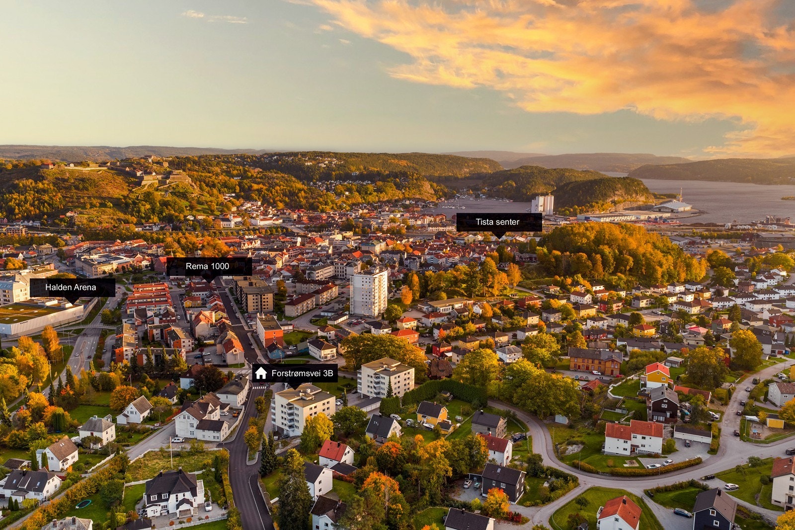 Eiendommen ligger i et etablert og rolig boligområde med kort vei til både sentrum og naturskjønne omgivelser. Galleribilde