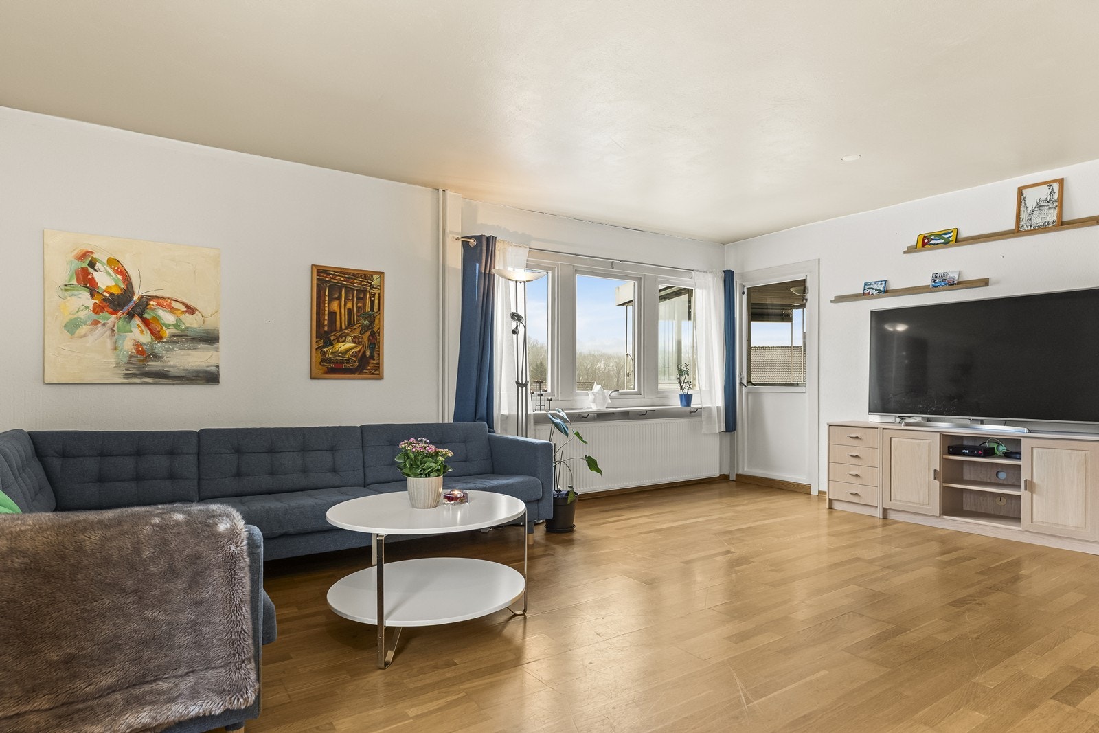 Trivelig stue med god plass til både sofagruppe og spisebord, noe som gjør rommet fleksibelt og enkelt å møblere etter behov. Galleribilde