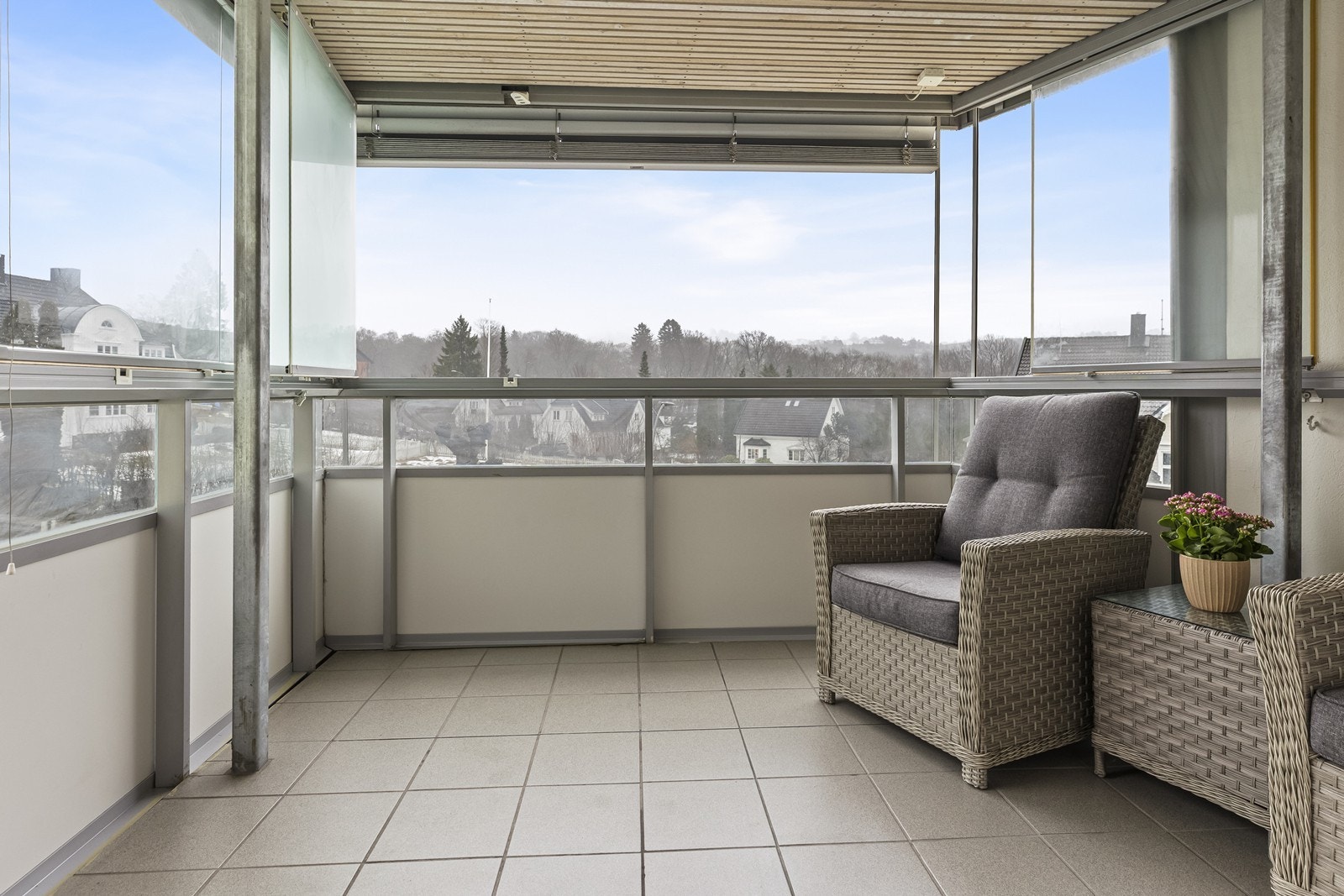 Fra stuen er det utgang til en innglasset veranda - et flott ekstra oppholdsrom som kan brukes store deler av året. Dette gir en forlengelse av stuearealet. Galleribilde