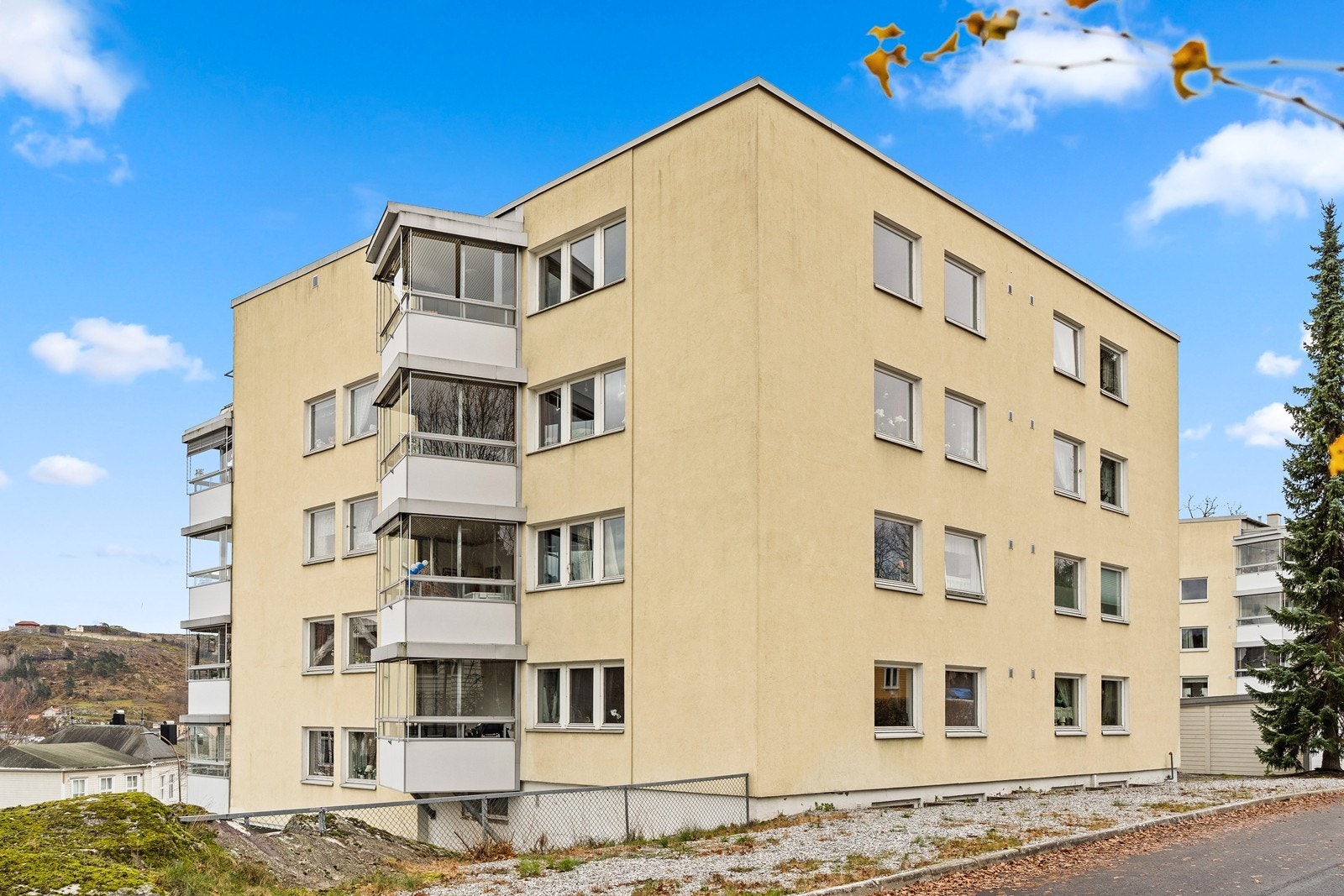 En lettstelt leilighet beliggende i 2. etasje, med enkel adkomst via både heis eller trapp. Galleribilde