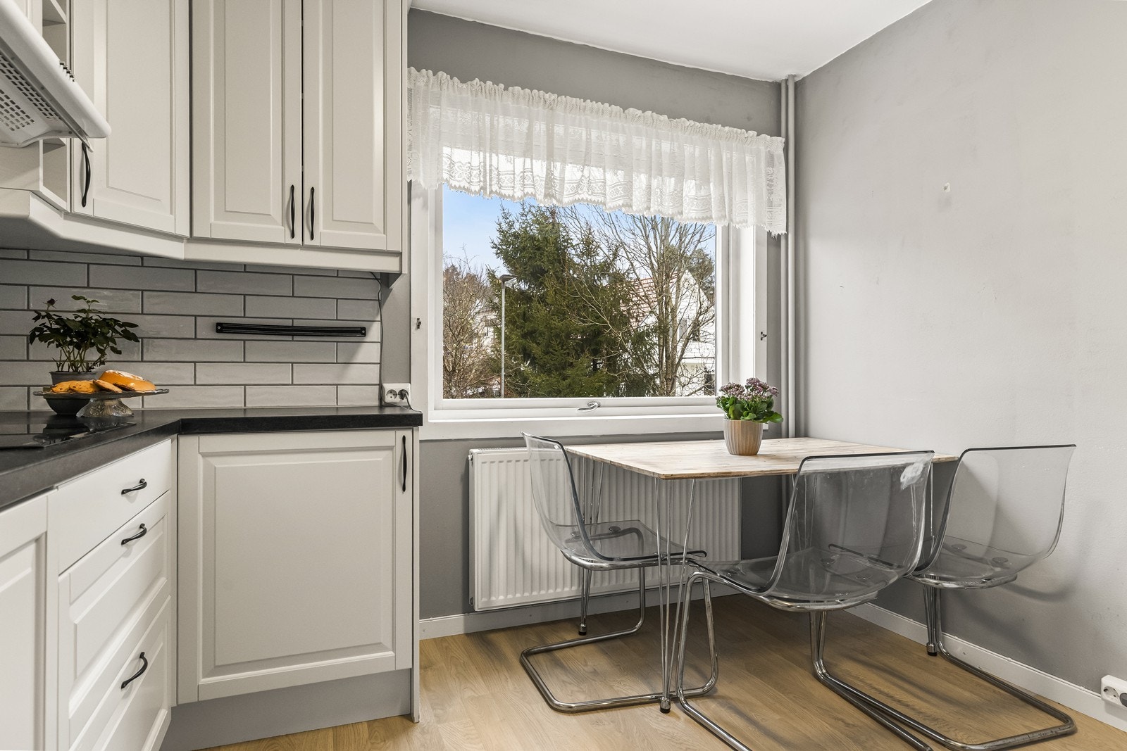 Det er også plass til spisebord på kjøkken. Galleribilde