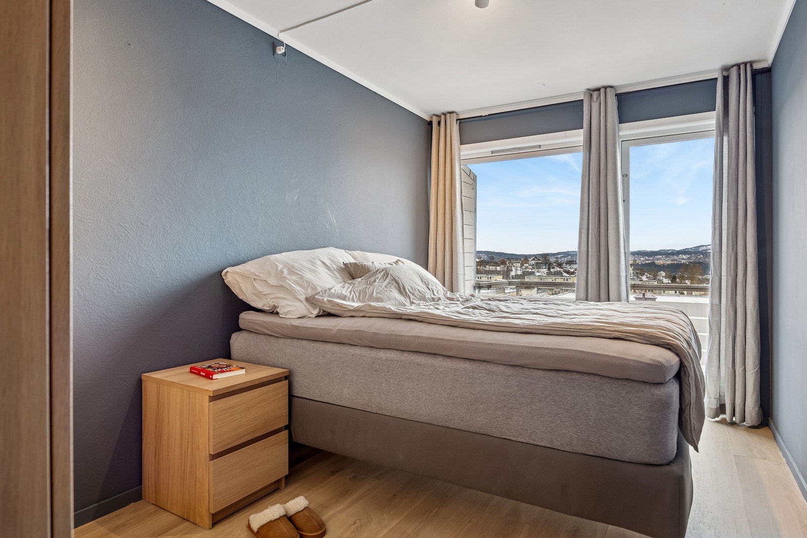 Fra dette soverommet har du utgang til balkong med fin utsikt og med plass til utemøbler. Galleribilde