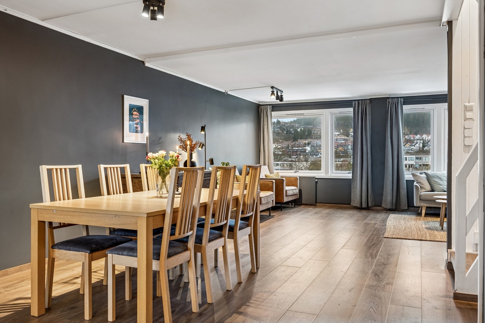 Velkommen inn til en lys og innbydende stue med åpen planløsning som skaper en god romfølelse. Galleribilde