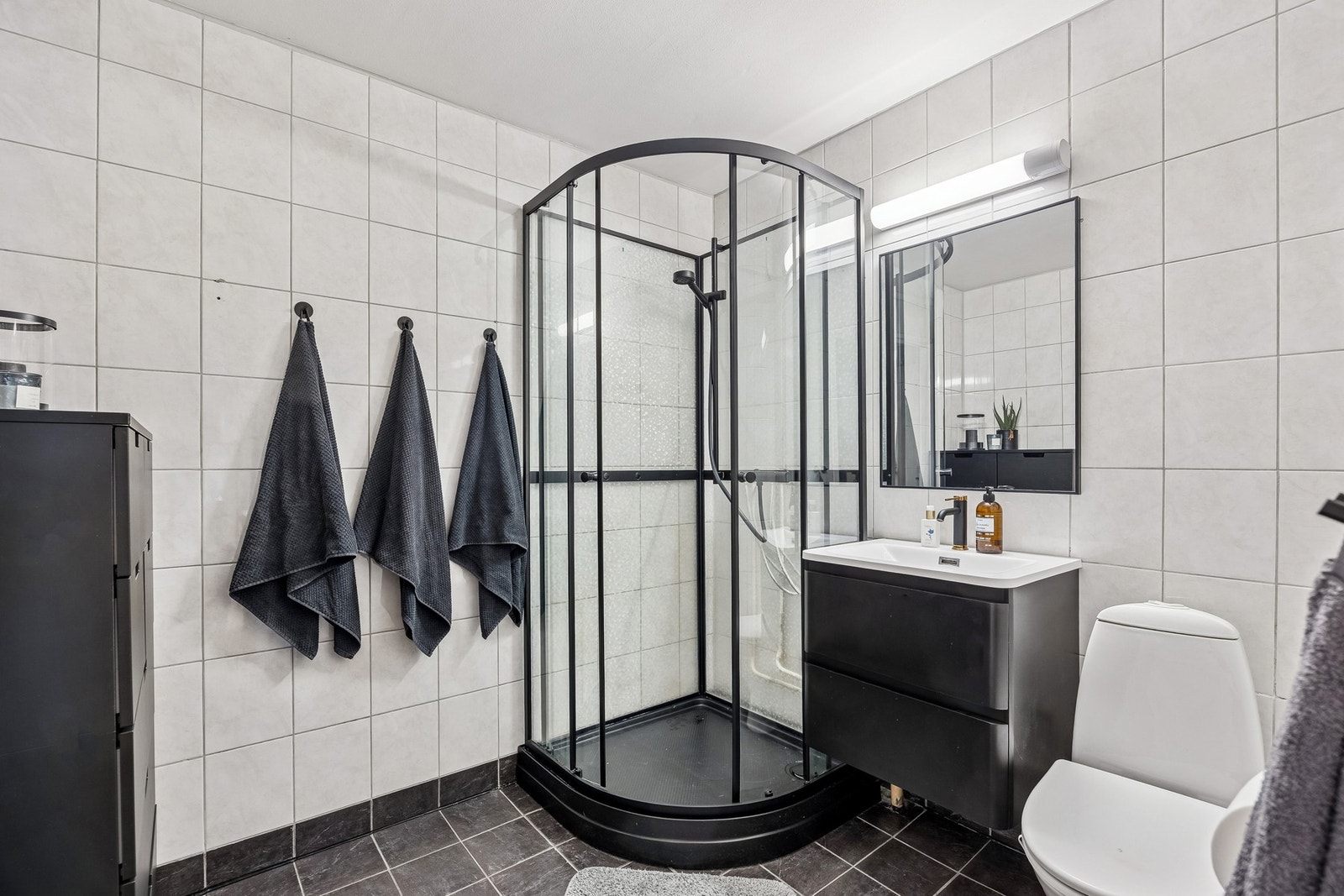 I 3. etg. finner du flislagt hovedbadet. Galleribilde