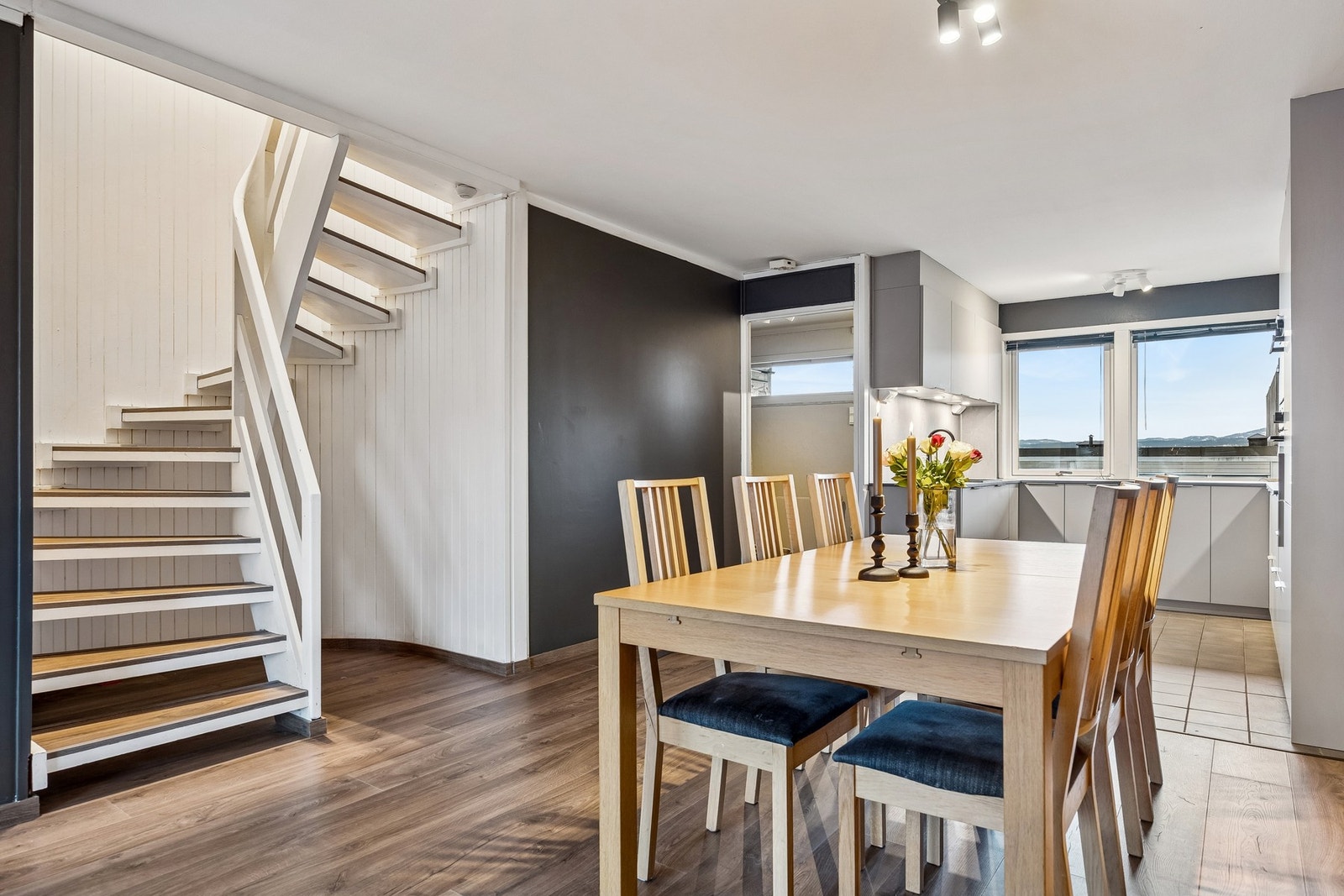 God plass til spisebord med nærhet til kjøkkenet. Galleribilde