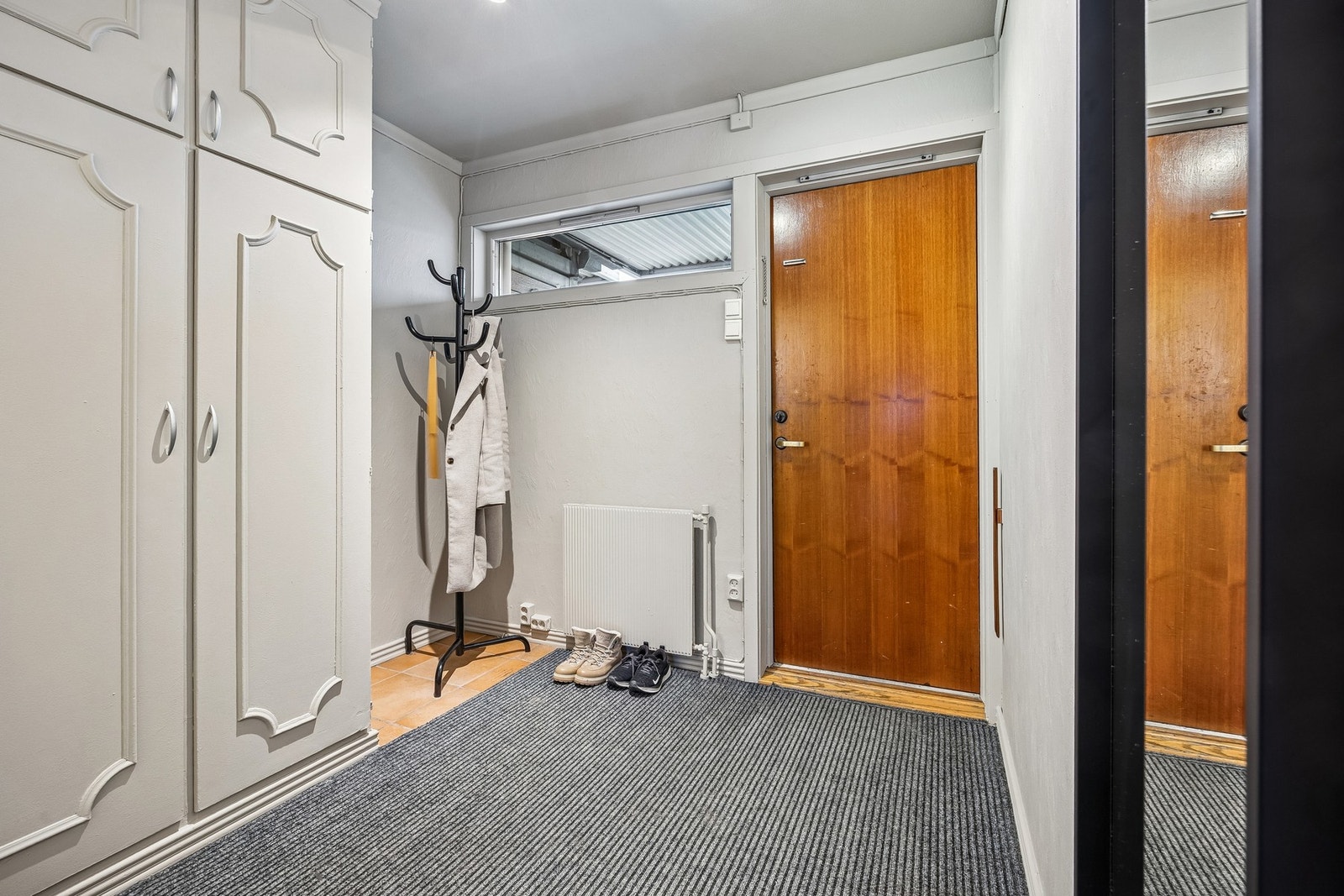 Flislagt gang av god størrelse med garderobe for god oppbevaring. Galleribilde