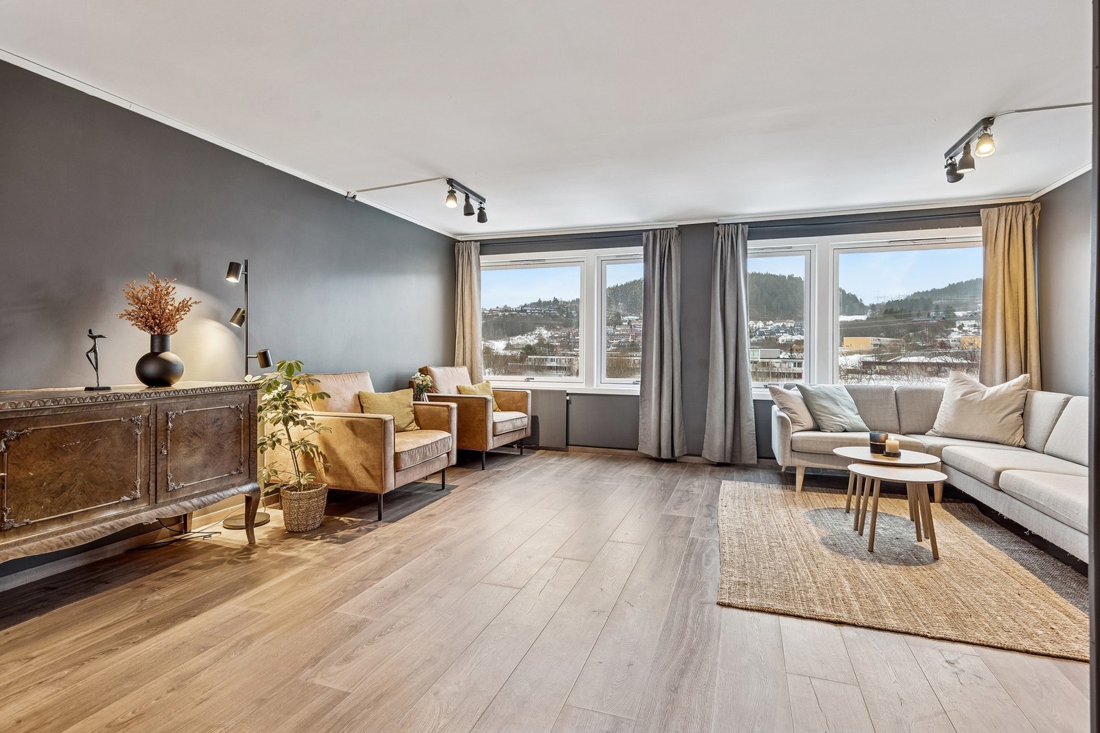 Stuen har store vinduer som slipper inn godt med naturlig lys. Galleribilde