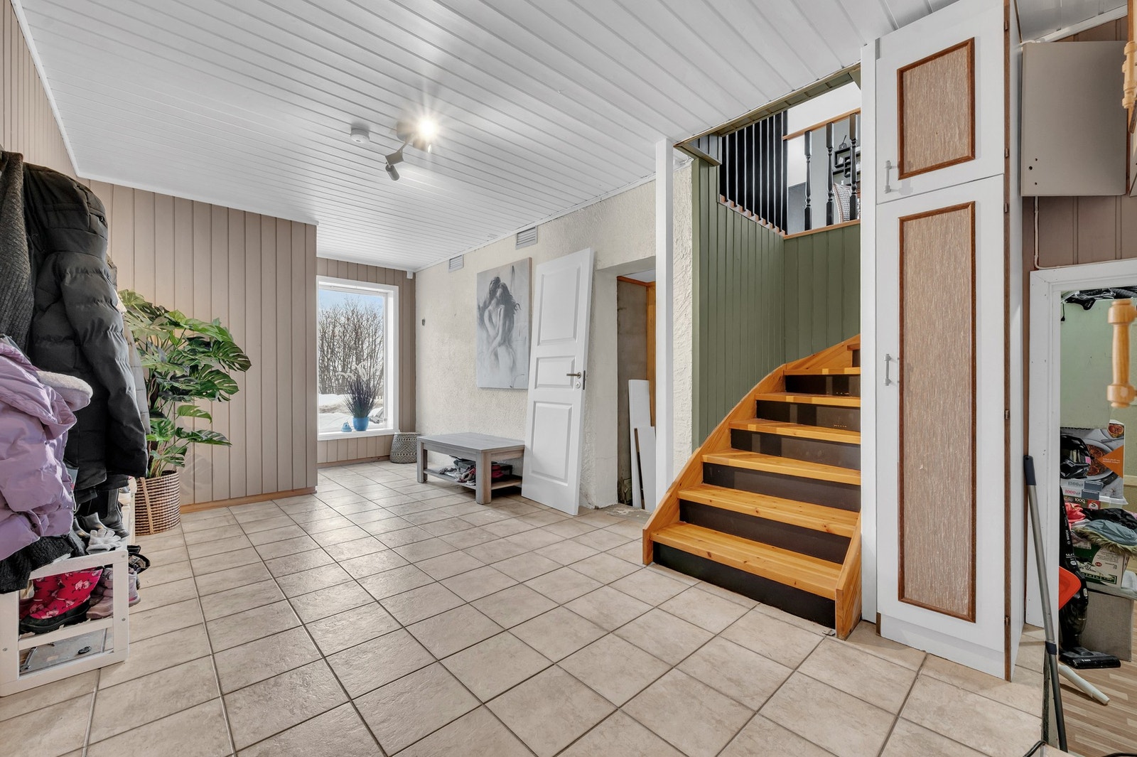 - Svært romslig hall med fliser på gulv og før inn til hybeldel. Galleribilde