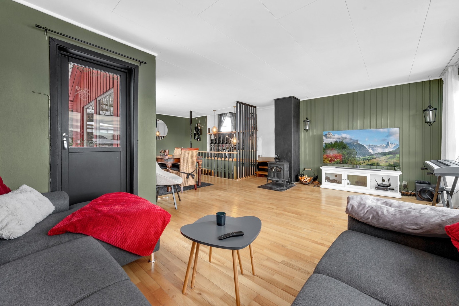 - Stuen er romslig og malt i moderne farger. Galleribilde