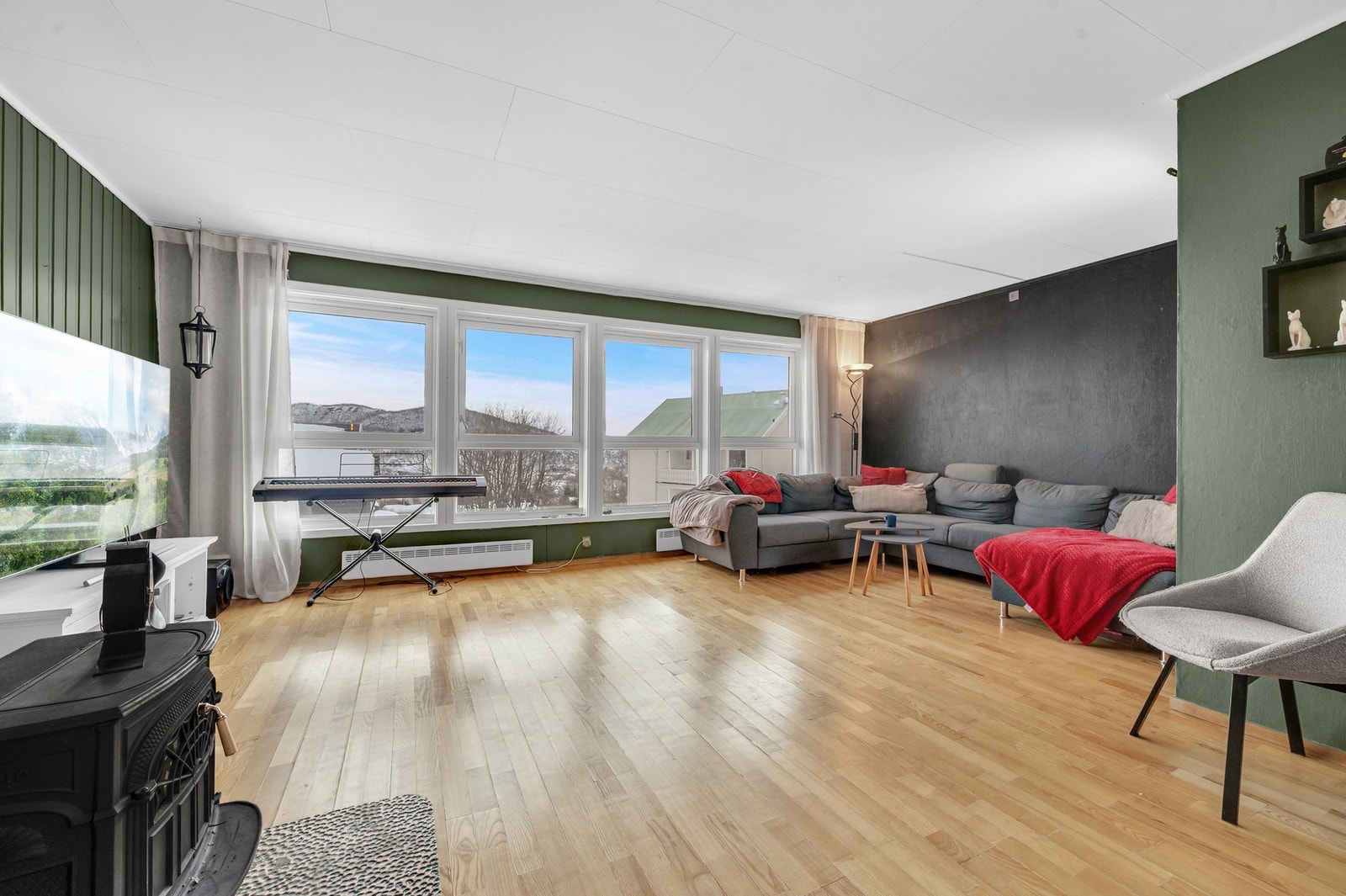 - Store vinduer i front bidrar til naturlig og flott lysinnslipp. Galleribilde