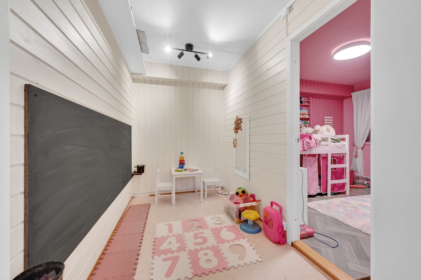 - Det ene soverommet i underetasje er delt i to rom, her kan de minste ha eget lekerom om ønskelig. Galleribilde