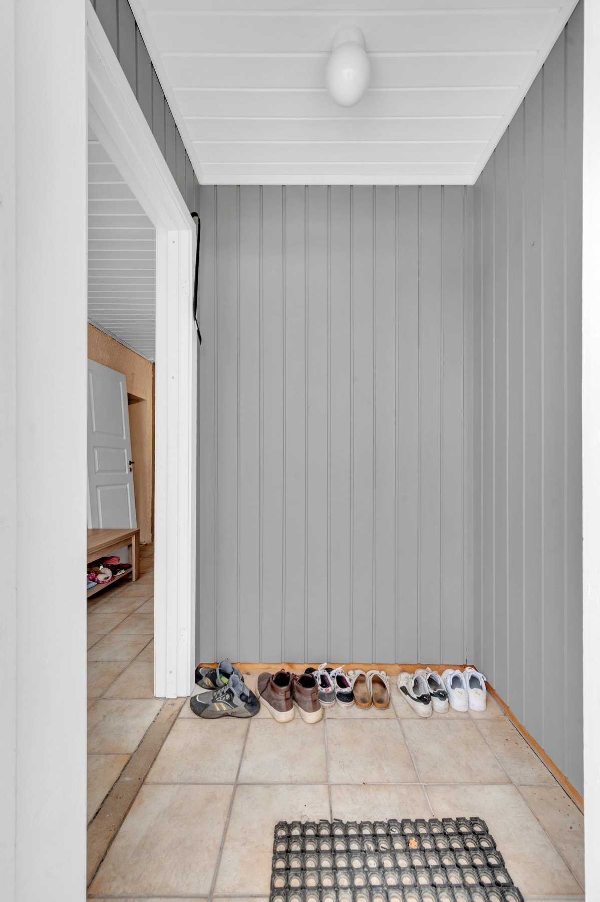 - Inngangsparti hybeldel med fliser på gulv. Galleribilde