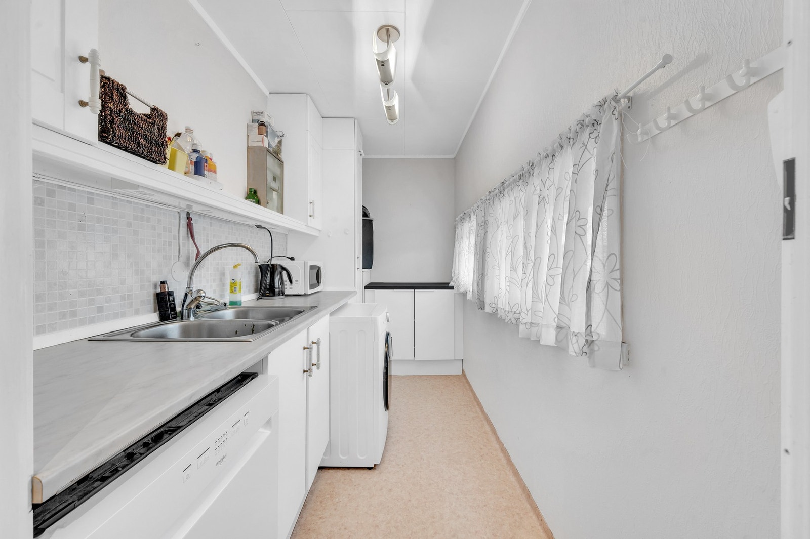 - Eget vaskerom like innenfor kjøkkenet med fine innredninger som gjør klesvasken enklere. Galleribilde