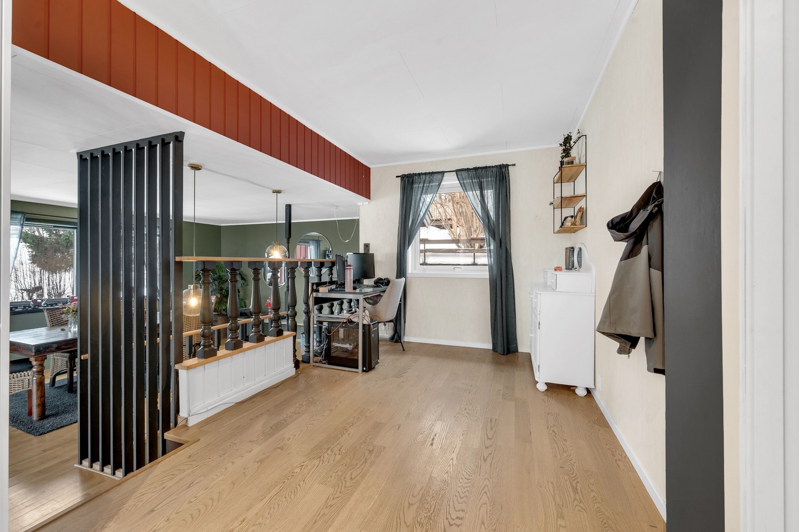 - Fra stie er det trapp opp til dette planet hvor du har kontorplass og kjøkkendel. Galleribilde