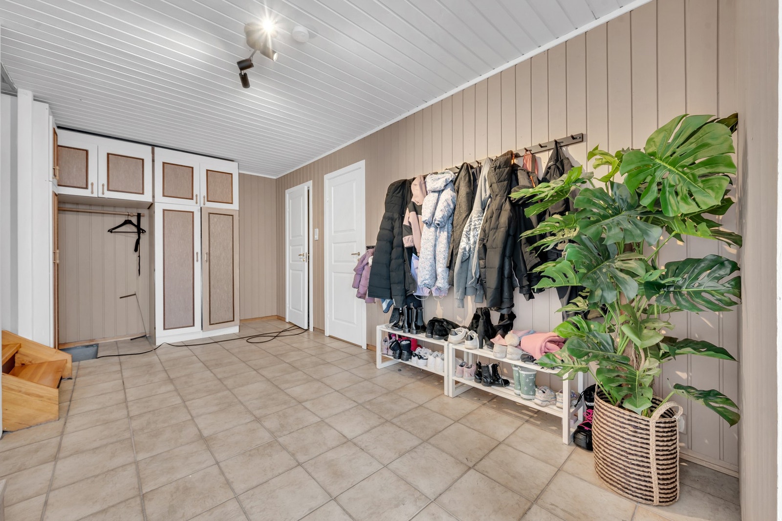 - Meget romslig hall med opphengsmuligheter for yttertøy. Galleribilde