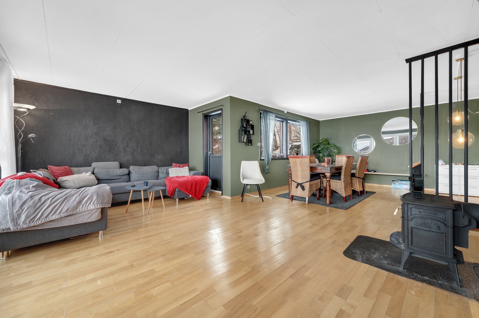 - Velkommen inn! Hovedplanet inneholder stue, spisestue, kjøkken, vaskerom, bad og soverom. Galleribilde