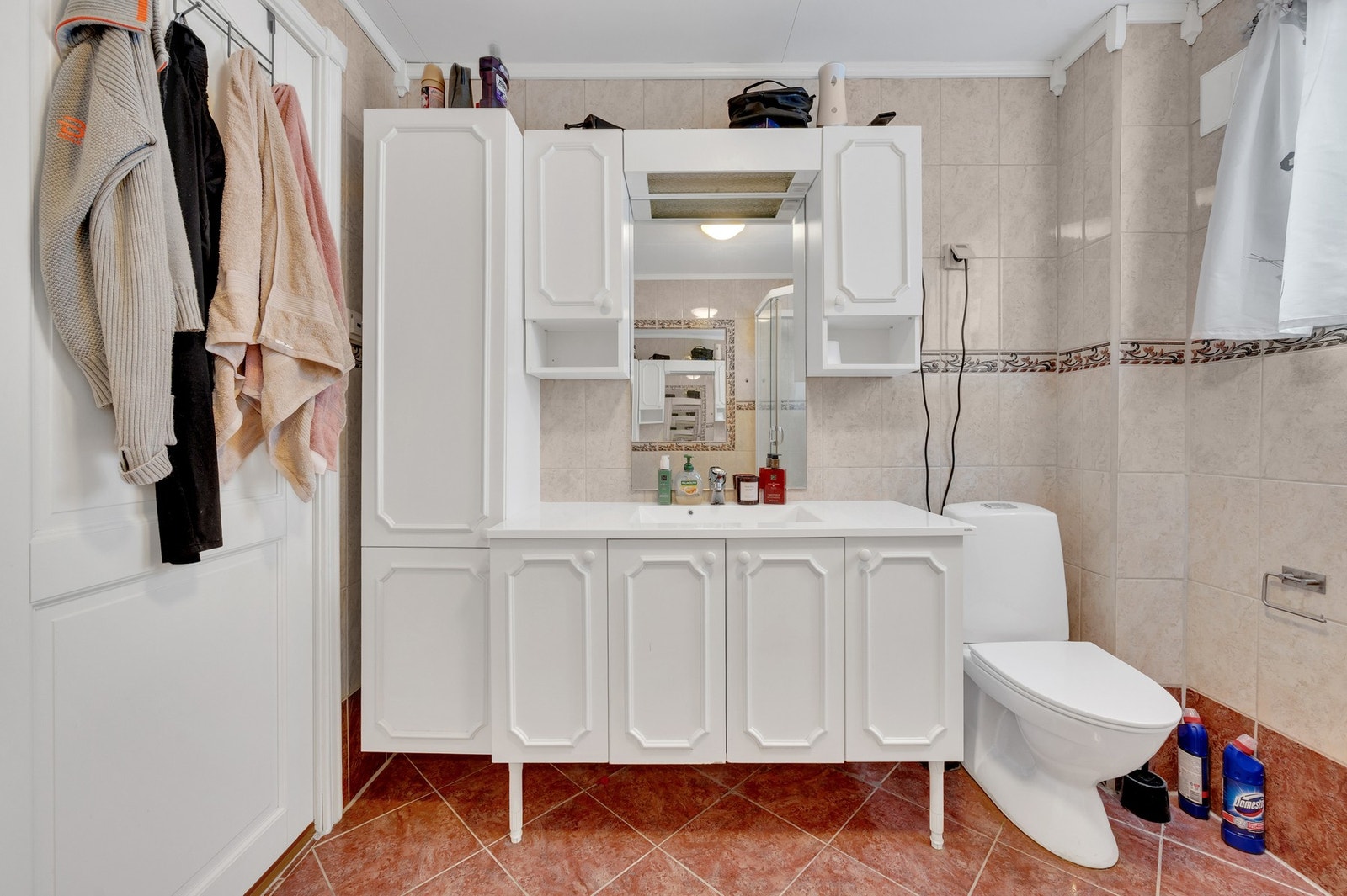 - Bad med fliser på vegger og gulv. Galleribilde