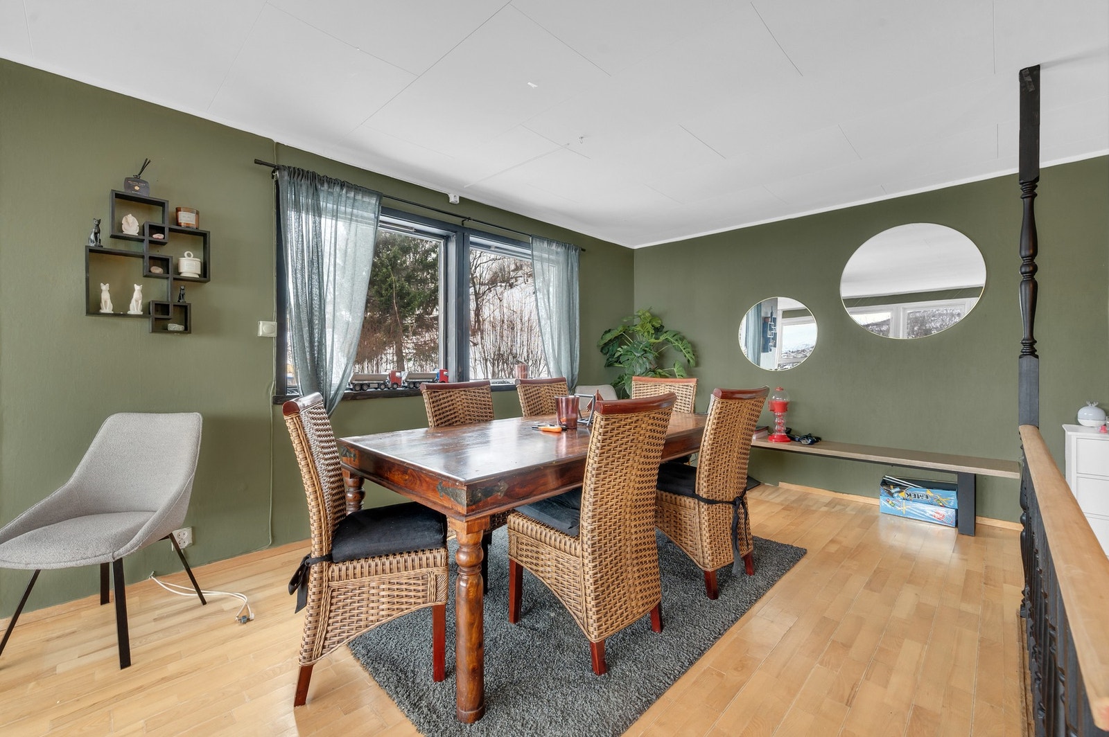 - Åpen planløsning mellom stue og spisestue bidrar til økt romfølelse. Galleribilde