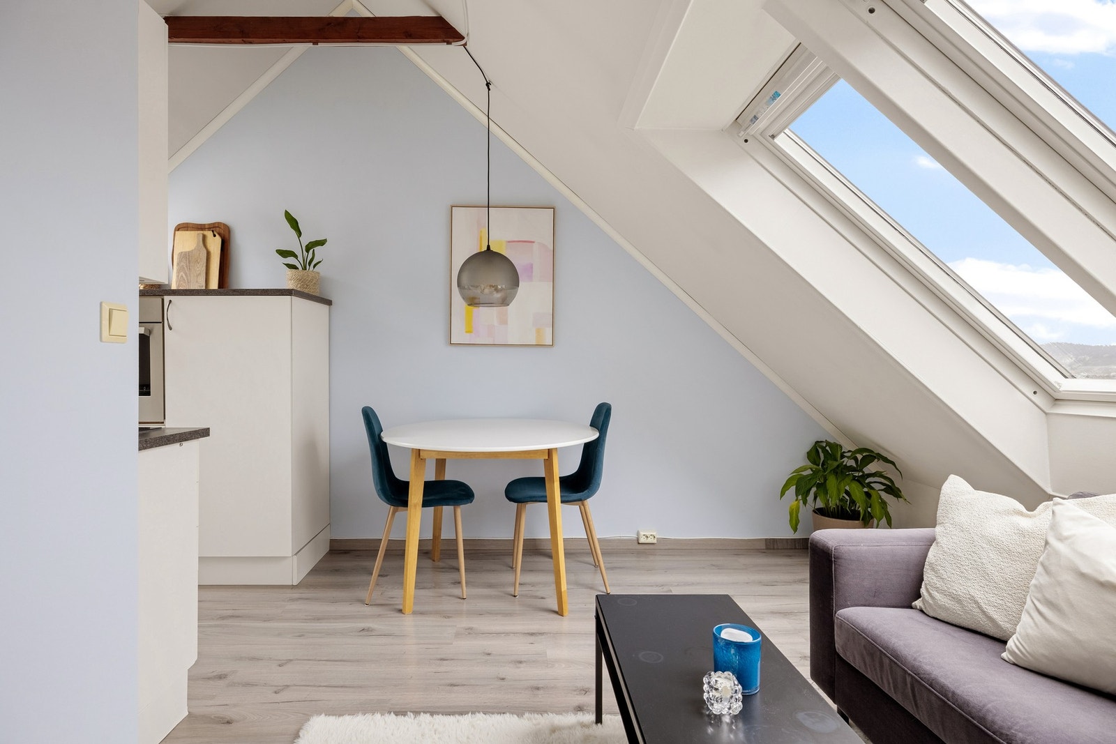 Grunnet rommets planløsning er det mulig å møblere i forskjellige soner. Galleribilde