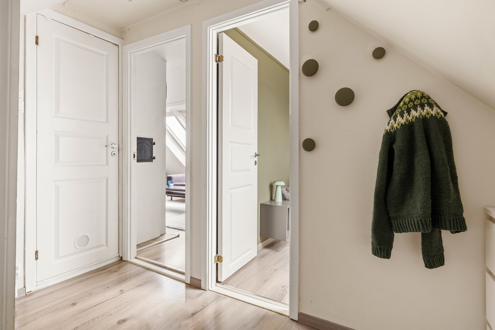 I gangen som måles til 3,4 kvm. er det plass til diverse oppbevaringsmuligheter, som kommoder. Galleribilde