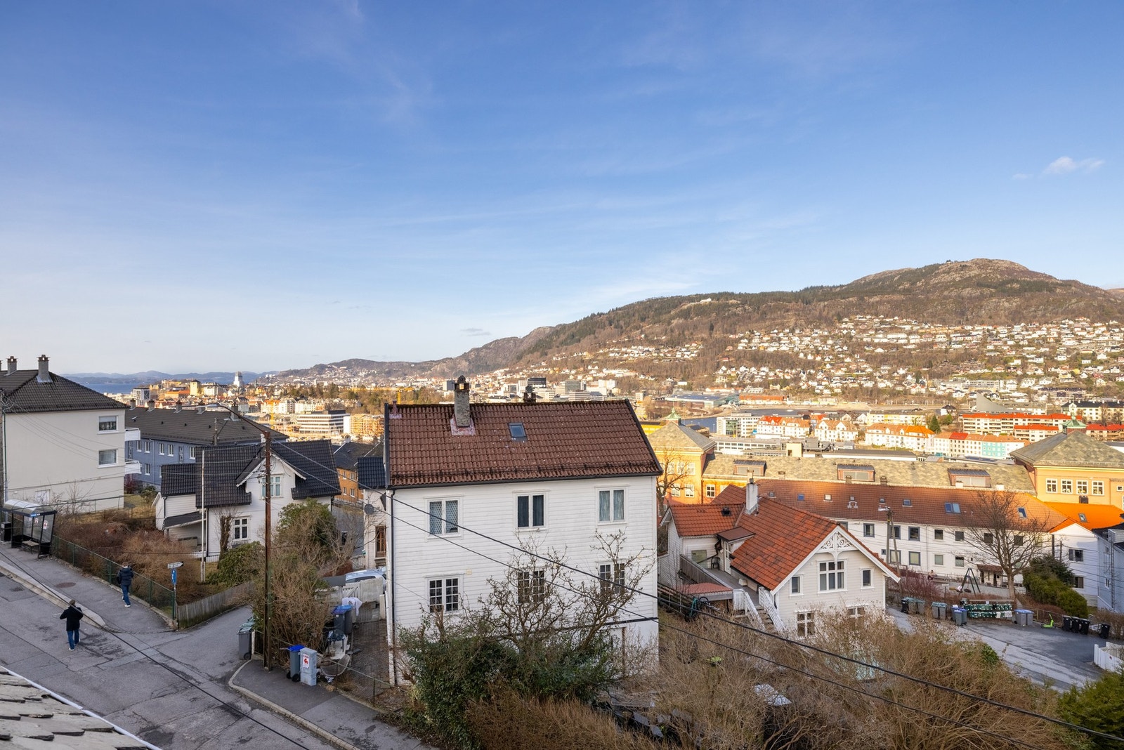 Via stuevinduene har man også en nydelig utsikt over fjellsiden i Bergen og Fløyen. Galleribilde