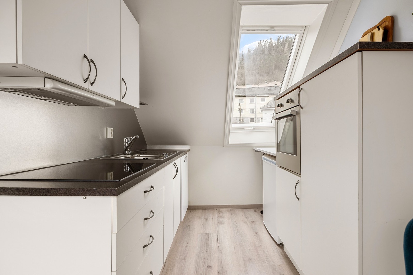 Kjøkkenet har en innredning av slette fronter og benkeplate av laminat. Galleribilde