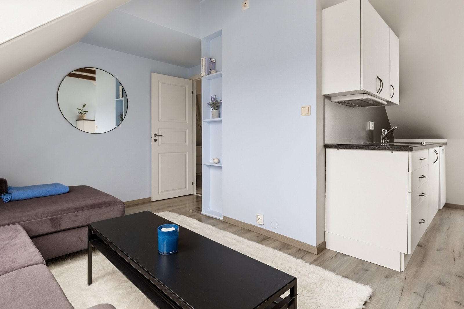 Kjøkkenet er utstyrt med følgende integrerte hvitevarer: Stekeovn, platetopp, ventilator og kjøleskap. Oppvaskmaskinen er frittstående og medfølger handelen. Galleribilde