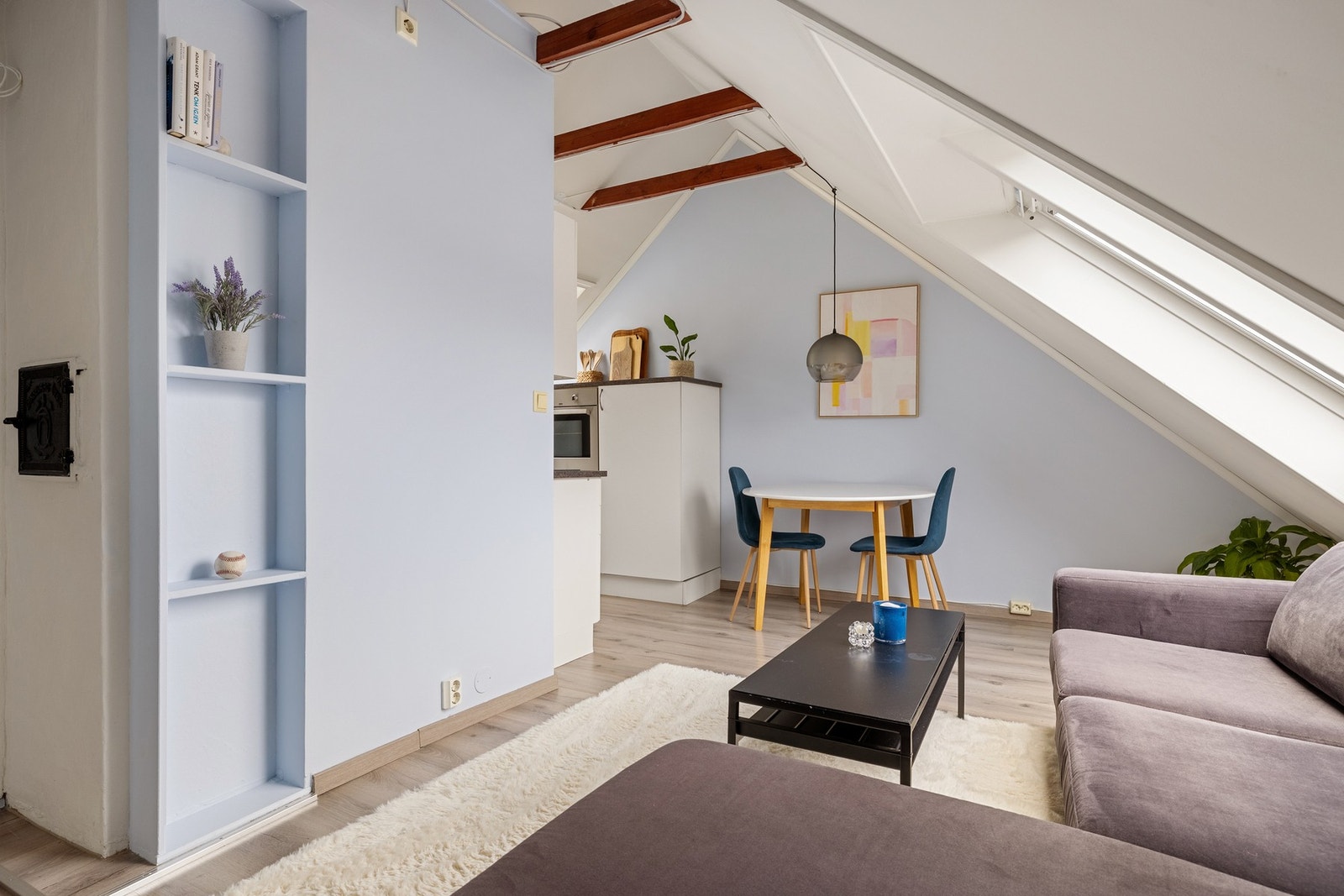 Det er plass både til den favoriserte sofakroken og spisebord. Galleribilde