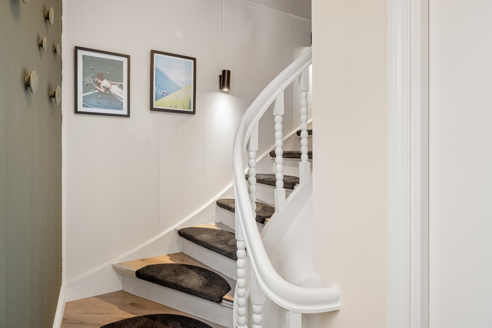 Entréen måles til 3,4 kvm. med plass til oppbevaringsløsninger til yttertøy og sko. Galleribilde