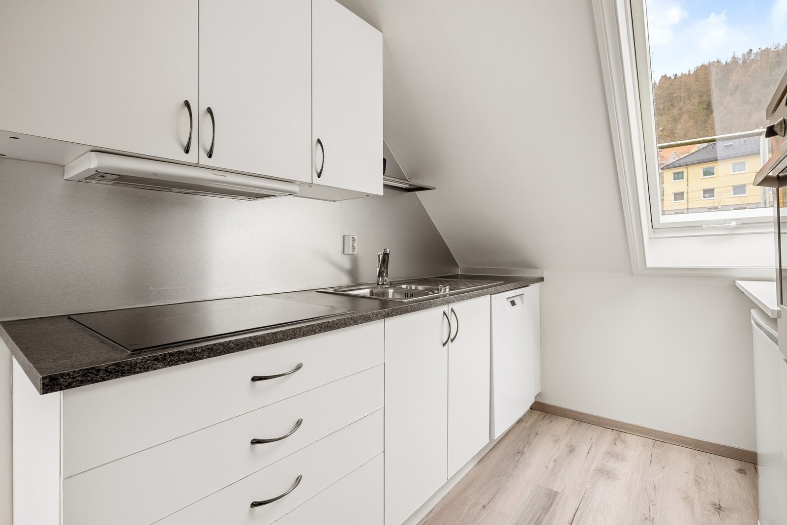 Her er det godt med oppbevaringsplass i skuffer og skap, samt arbeidsplass på benkeplaten. Galleribilde