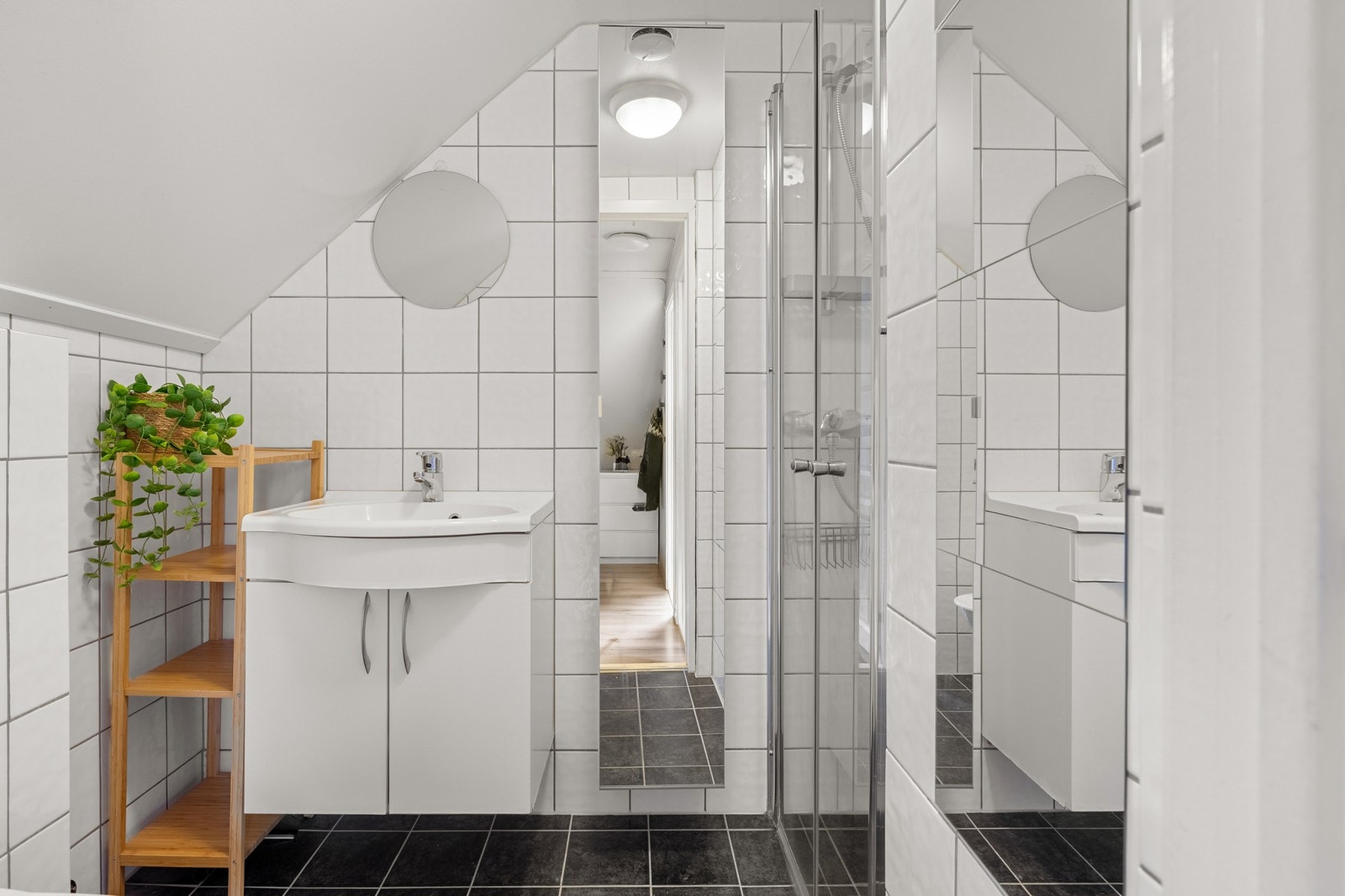 Badet måles til 2,4 kvm. og er helfliset med underliggende varmekabler. Galleribilde