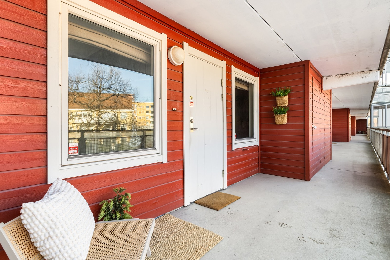 Egen inngang til boligen. Bod på svalgang på xx kvm og kjellerbod på xx kvm Galleribilde